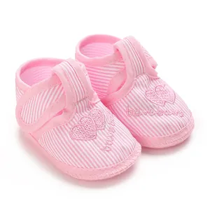 Chaussons souples pour bébé à rayures roses et blanches avec détail de cœur brodé