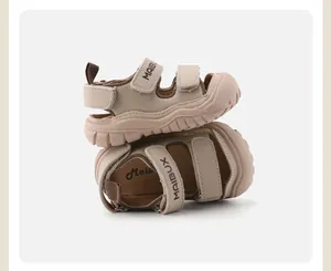 Detalle de sandalias beige para caminar de bebé con correas y suela antideslizante