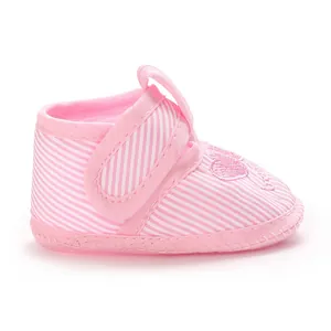 Vue latérale de chaussures roses à rayures pour bébé avec semelle souple et velcro