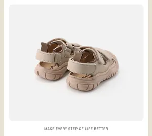 Vista detallada del talón de sandalias beige para niños con suelas antideslizantes