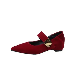 Elegante rote Mary Janes mit spitzer Zehenpartie, Goldschnalle und Wildlederoptik