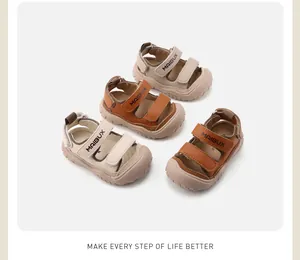 Primer plano de sandalias para caminar de bebé crema y marrón con logo MAIBUX en correas