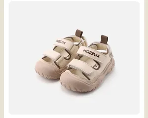 Primer plano de sandalias beige para bebés con suela antideslizante y cierre de velcro