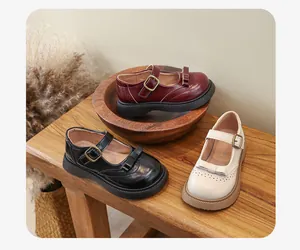 Vista dettagliata di tre colori di scarpe Mary Jane per bambina con fiocchi decorativi