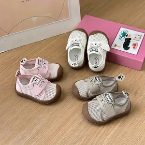 Chaussures de marche en maille pour bébé en rose, blanc et gris avec motif chat.