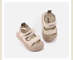 Primer plano de sandalias deportivas beige para niños con suelas antideslizantes