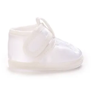 Vue latérale détaillée de chaussures de baptême en satin blanc à semelle souple bébé.