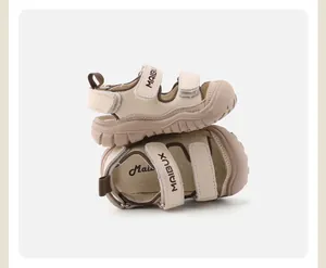 Vista detallada de sandalias beige para bebé con suelas antideslizantes y velcro MAIBUX.
