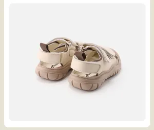 Vista trasera de sandalias para niños en color beige y marrón con suelas antideslizantes