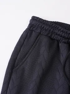 Detailopname van heren jacquard short in marineblauw met elastische taille en textuur