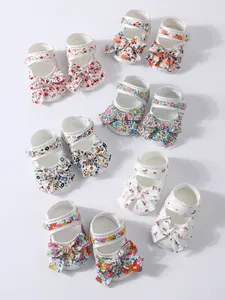 Gruppe von geblümten Baby-Prinzessin-Schuhen mit weichen Sohlen und Schleifen