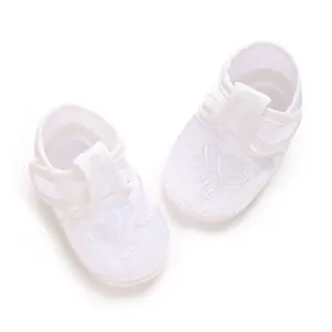 Chaussures de baptême blanches pour bébé à semelle souple avec broderie de coeurs