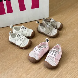Chaussures de marche bébé en mesh respirant avec semelles souples et motif chat mignon