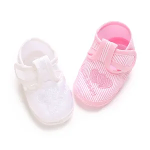 Chaussures de baptême pour bébé à semelle souple, blanches et rayures roses avec cœurs