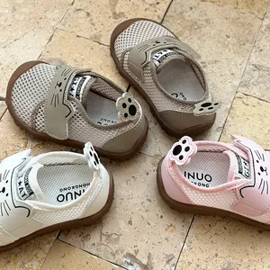 Vue détaillée macro de chaussures de marche pour bébé en maille avec motif de chat