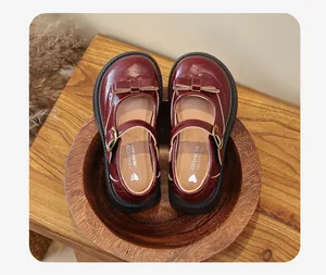 Vista dall'alto delle scarpe Mary Jane bordeaux per bambine con fiocco e cinturino