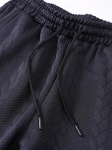 Macro-detail van marineblauwe jacquard-stoftextuur en trekkoord op casual herenshorts