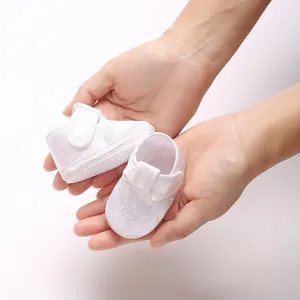 Chaussures de baptême en satin blanc pour bébés de 0 à 1 an avec broderie douce