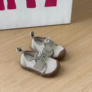 Détail de chaussures de marche pour bébé en maille respirante avec un motif de chat mignon