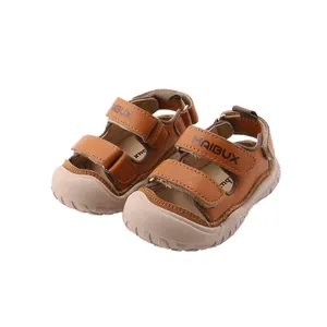 Sandalias de marcha marrones para bebé con puntera reforzada y correas de velcro.