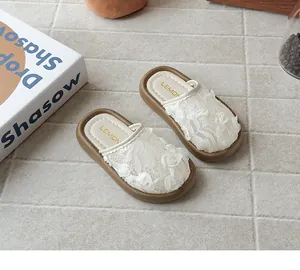 Primer plano de zapatillas de encaje blanco para niñas con flores de rosa en 3D
