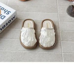 Detalle de zapatillas de encaje crema con aplicaciones de rosas en 3D para niñas pequeñas