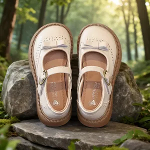 Eleganti scarpe Mary Jane beige per bambina con fiocco e dettagli brogue nella foresta