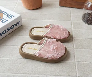Detalle de cerca de las elegantes rosas de encaje rosa en estas sandalias de niña