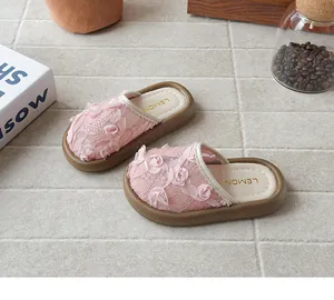 Vista detallada de zapatillas rosas para niña con encaje y rosas de tela elegantes