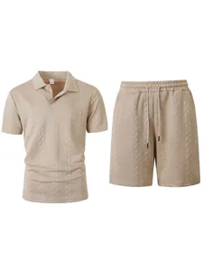 Gedetailleerd overzicht van herenset met getextureerd poloshirt en korte broek