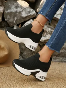 Detailansicht der schwarzen Fly-Knit Sneaker mit dicken weißen Keil-Plateausohlen