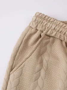 Detailopname van herenshorts met een jacquard gebreide textuur en elastische tailleband.