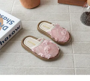 Vista detallada de zapatillas de encaje rosa con flores para niñas estilo princesa