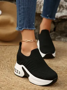 Detailansicht bequemer schwarzer Slip-On-Sneaker aus Fly-Knit mit dicker Plateausohle