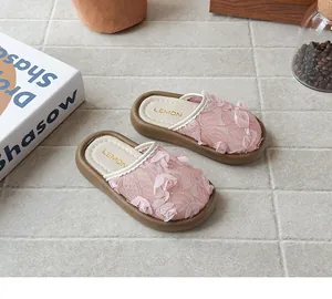 Detalle de zapatillas de encaje rosa para niñas con decoraciones florales de rosas 3D