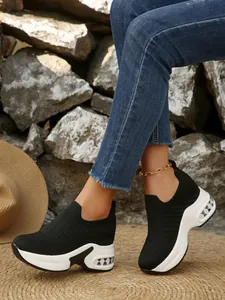Damen Slip-on Sneaker aus schwarzem Flyknit mit bequemer weißer Plateau-Keilsohle
