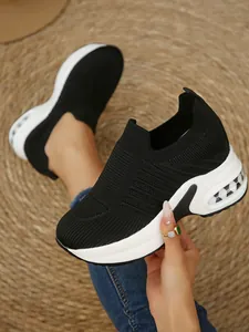 Detailansicht der schwarzen Strick-Sneaker mit weißer Plateausohle und Luftpolster