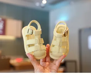 Detailopname van gele peutersandalen met zachte zool en beschermende neuskap.