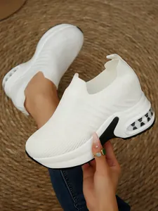 Nahaufnahme eines weißen Slip-On-Sneakers aus Flyknit mit sichtbarem Luftpolster