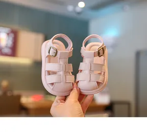 Detail van roze baby sandalen met zachte zool en verstelbare gespsluiting voor baby's.