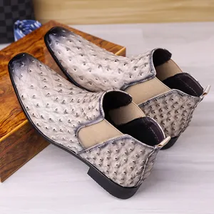 Détail de bottines Chelsea pour hommes avec texture cuir d'autruche et bout carré.