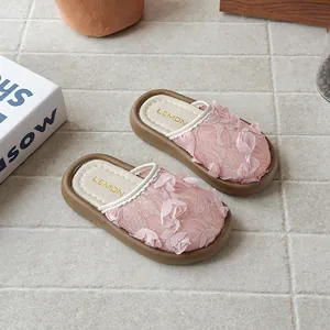 Elegantes zapatillas de encaje rosa para niñas con pétalos de rosa 3D para verano