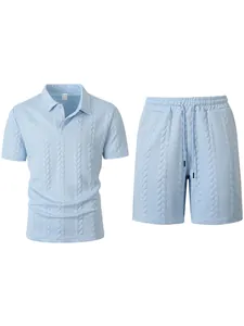 Gedetailleerd overzicht van lichtblauw gebreid polo- en shortset voor heren casual