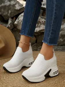 Detaillierte Seitenansicht weißer Damen-Strick-Slipper mit Keilabsatz für den Alltag