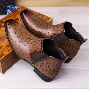 Vue détaillée des bottines Chelsea pour hommes en cuir marron à texture autruche et bout carré