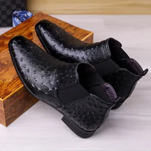 Détail des bottines Chelsea noires pour hommes avec motif autruche et bout carré moderne