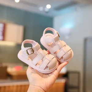Roze babysandalen met zachte zool en gespsluiting voor pasgeborenen en baby's