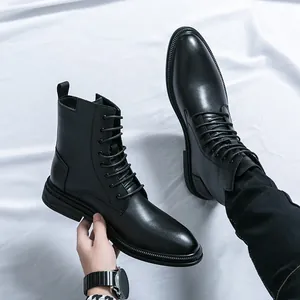 Vue détaillée des bottines montantes noires en cuir pour homme avec lacets de style