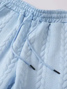 Detailopname van lichtblauwe jacquard textuur op zomerse vrijetijdsshorts voor heren