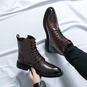 Détail de bottines pour hommes en cuir marron avec lacets et finition polie.